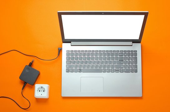 Menggunakan laptop Sambil Terus Dicas Agar Baterai Makin Awet?